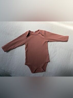 EUC Baby MORI Ribbed Long-Sleeve Baby Bodysuit in Ribbed Rose